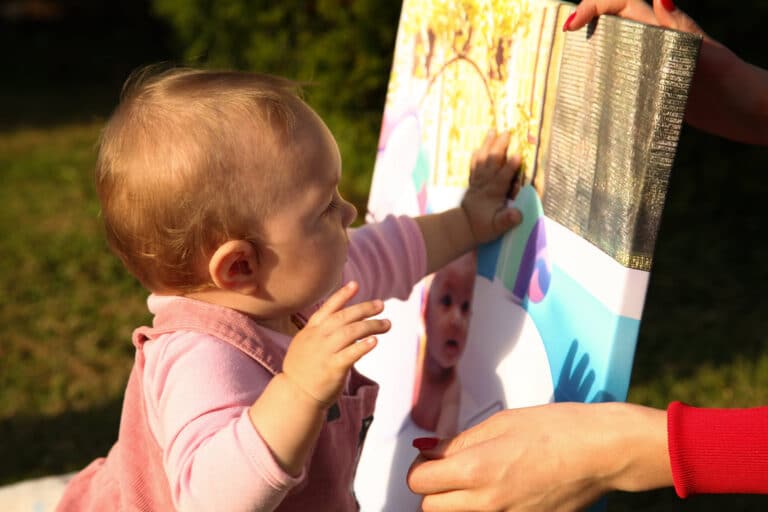 Beba dodiruje svoju fotografiju na platnu