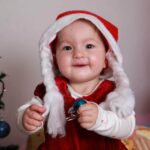 Fotografija bebe sa kapom djeda mraza