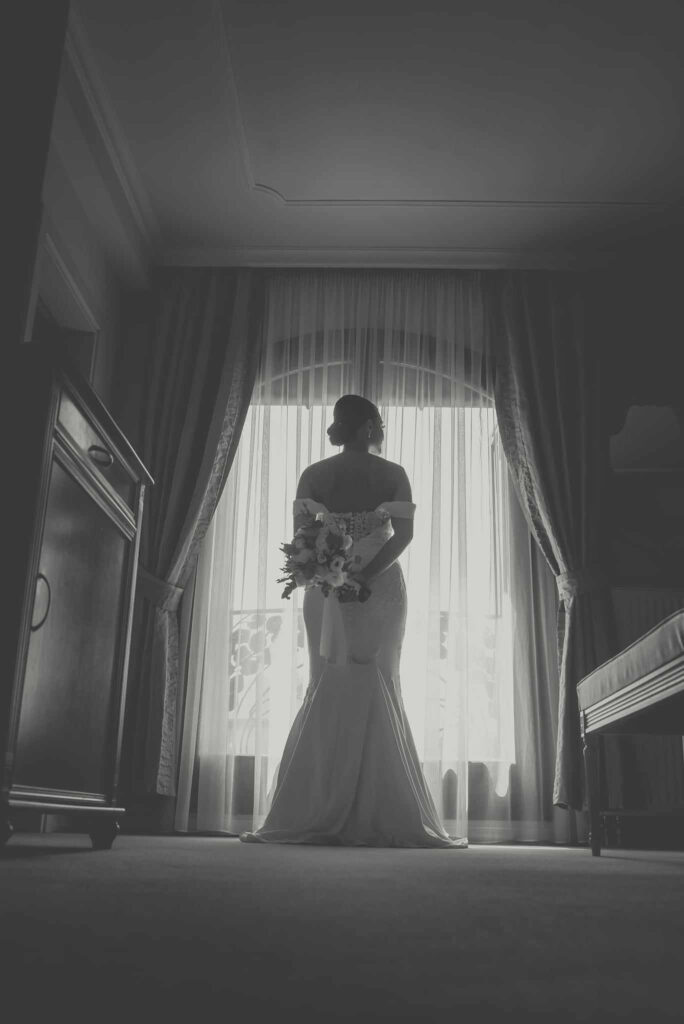 Profesionalno fotografisanje i snimanje - mladenka sa buketom u ruci, crno bijela fotografija, fotografija sa svadbe