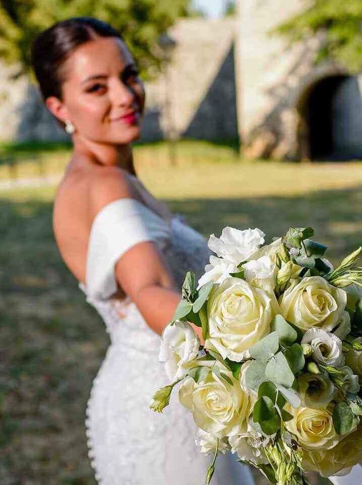 Mladenka sa bidermajerom u ruci, fotografisanje svadbe